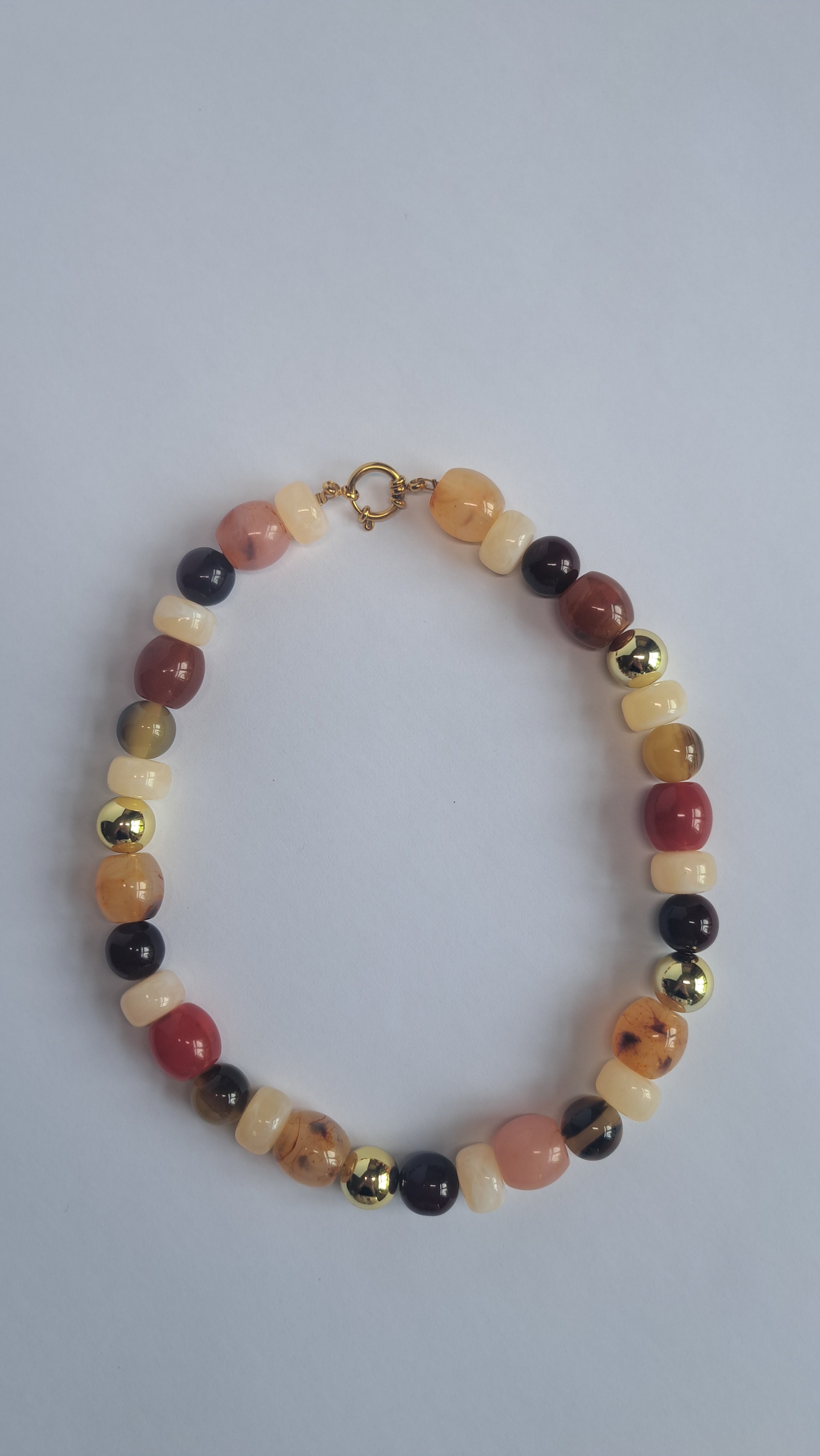 Kleurrijke statement kralenketting met gouden details
