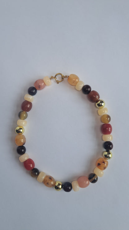 Kleurrijke statement kralenketting met gouden details