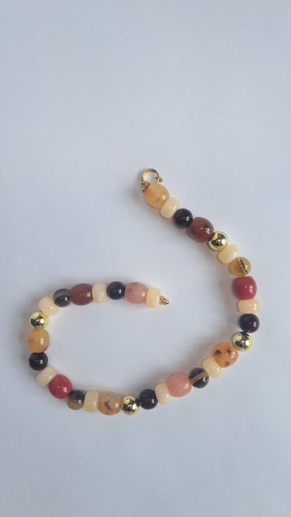 Kleurrijke statement kralenketting met gouden details